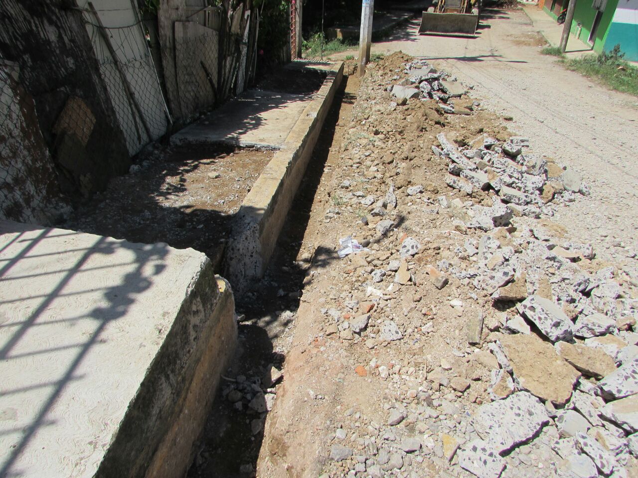 DEMOLICIÓN DE GUARNICIÓN DE CONCRETO EXISTENTE EN MAL ESTADO, CON HERRAMIENTA MANUAL, INCLUYE ACARREOS INTERNOS.